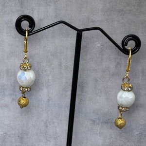 Gold plated round white earrings